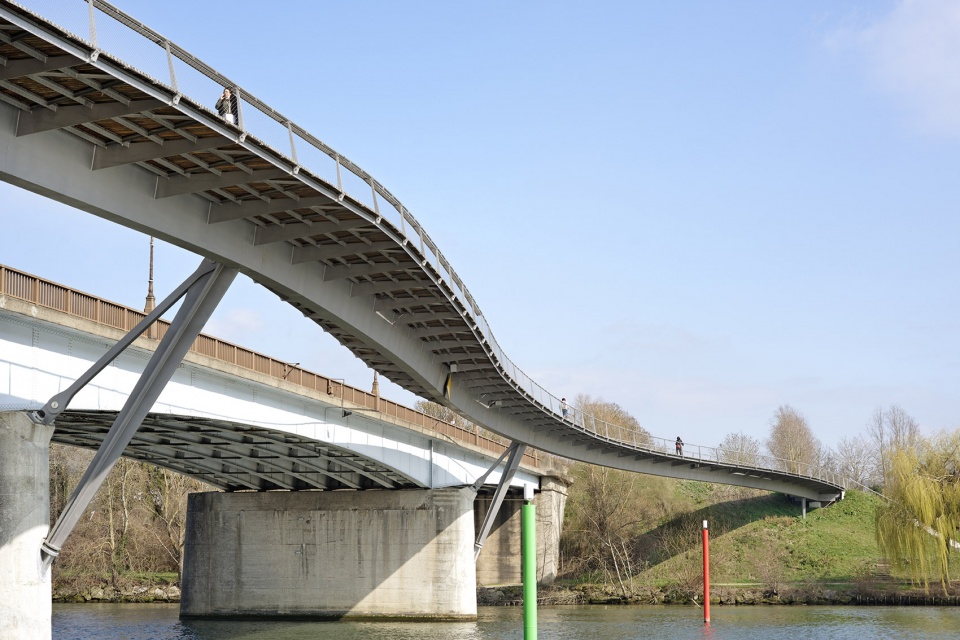 footbridges over the seine river for pedestrians and cyclists by dietmar feichtinger architectes