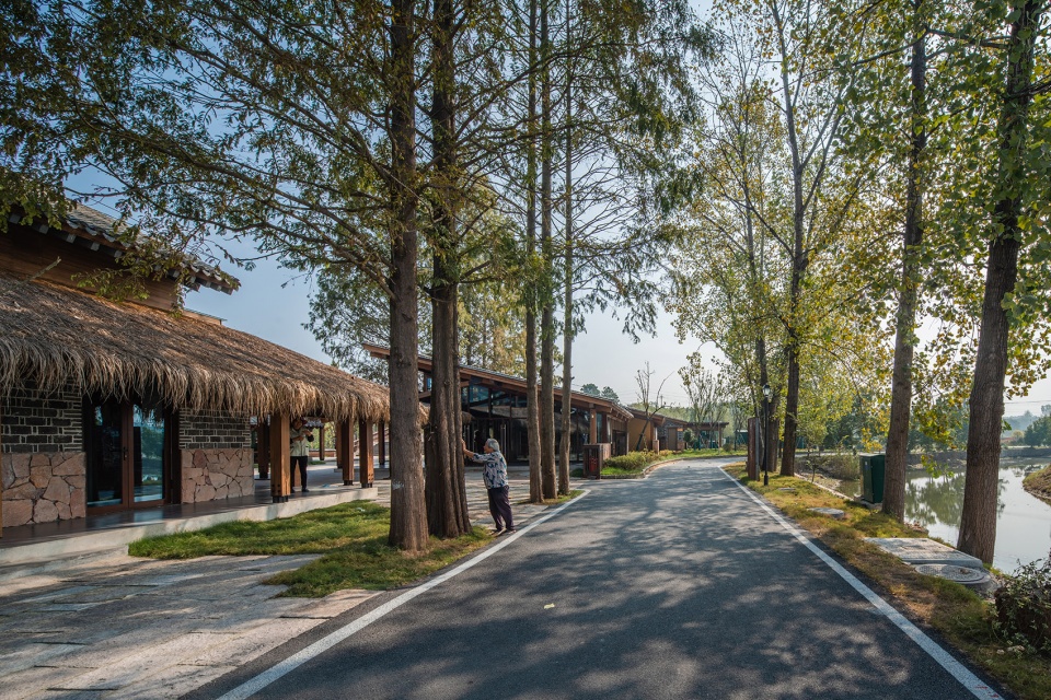 Public space regeneration at the entrance of Lixiang Village by ATA