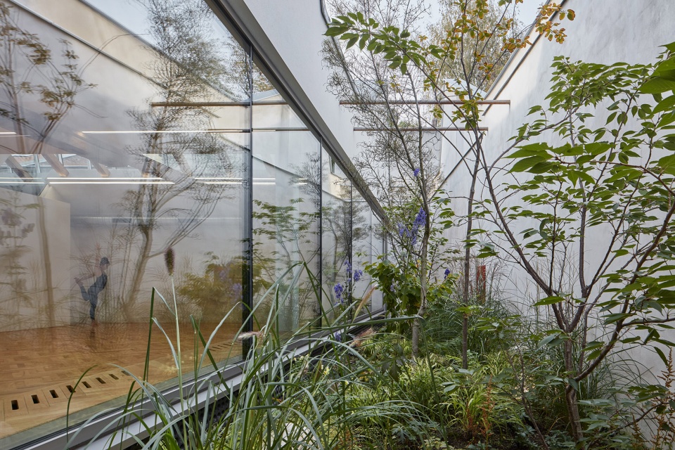 Yoga Garden Art Gallery Brno by RO AR Szymon Rozwalka architects