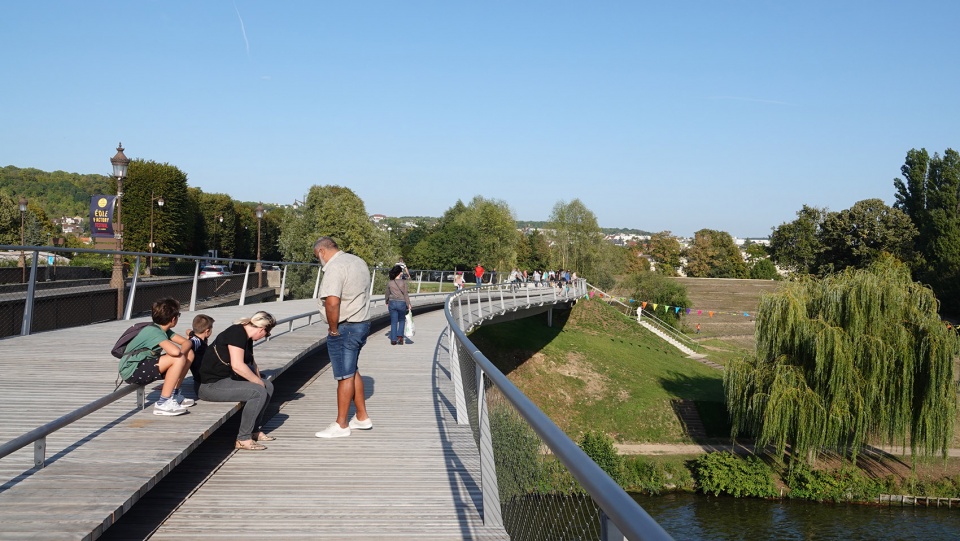 footbridges over the seine river for pedestrians and cyclists by dietmar feichtinger architectes