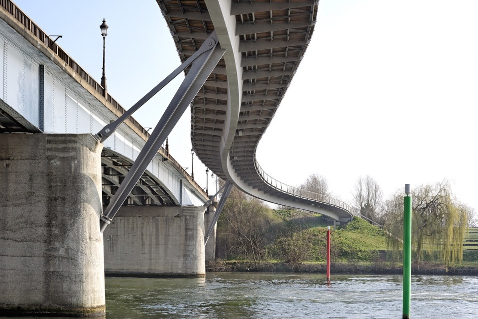 footbridges over the seine river for pedestrians and cyclists by dietmar feichtinger architectes