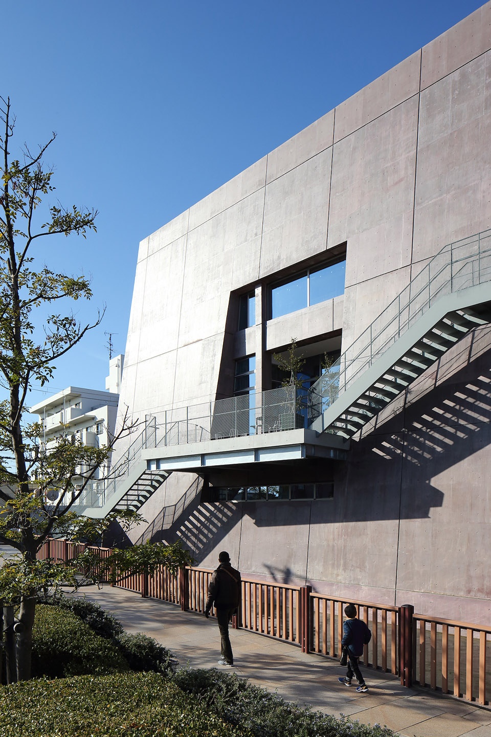 Matsubara Civic Library by MARU architecture