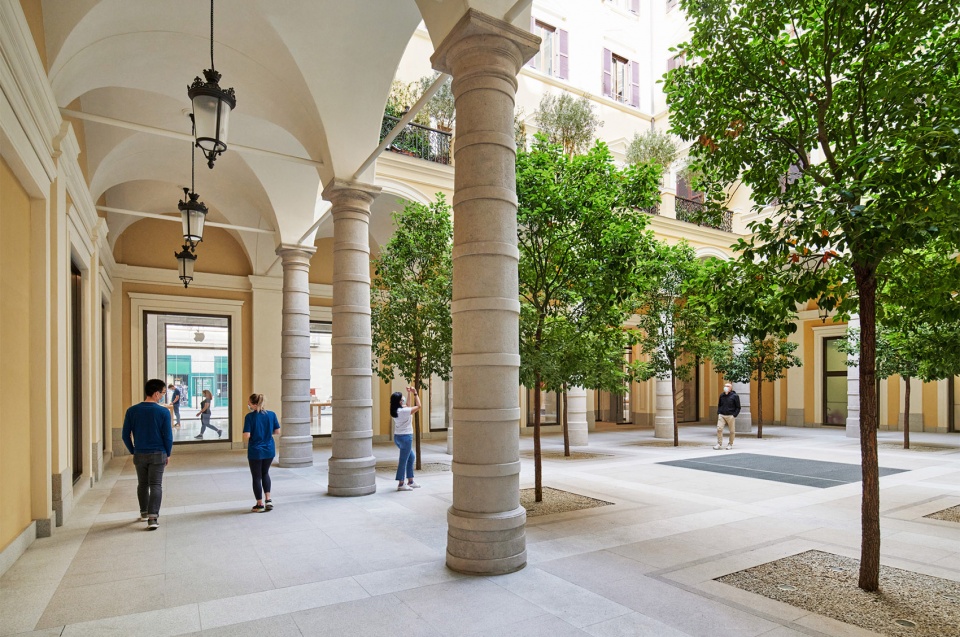 Apple Via Del Corso Foster and Partners