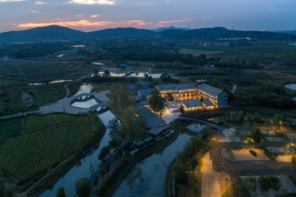 Public space regeneration at the entrance of Lixiang Village by ATA
