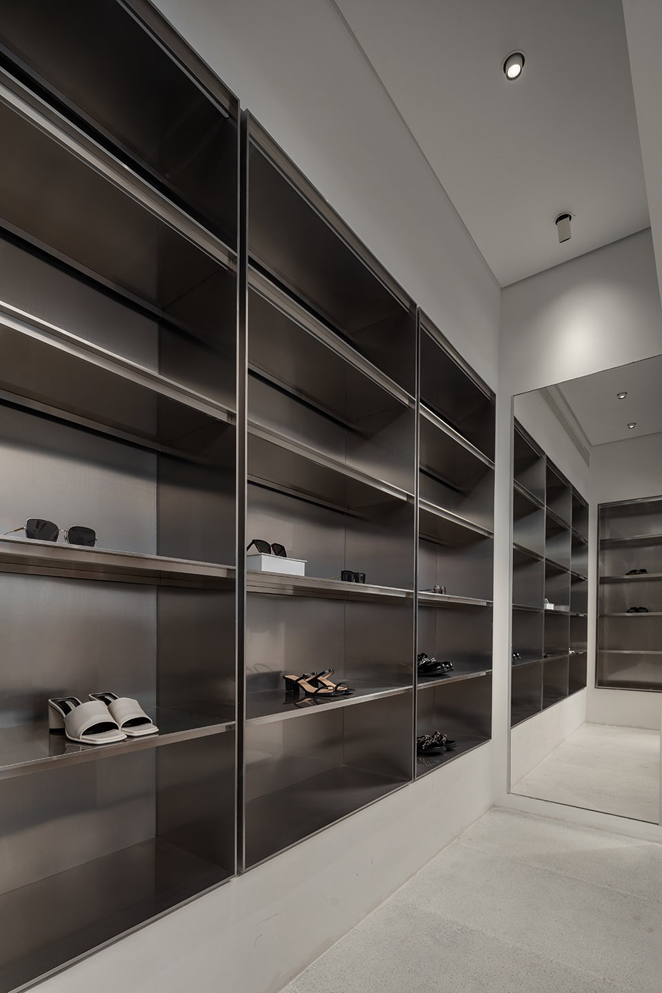 Roy clothing store China by MOOTHAN DESIGN