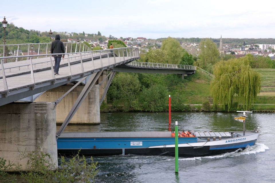 footbridges over the seine river for pedestrians and cyclists by dietmar feichtinger architectes