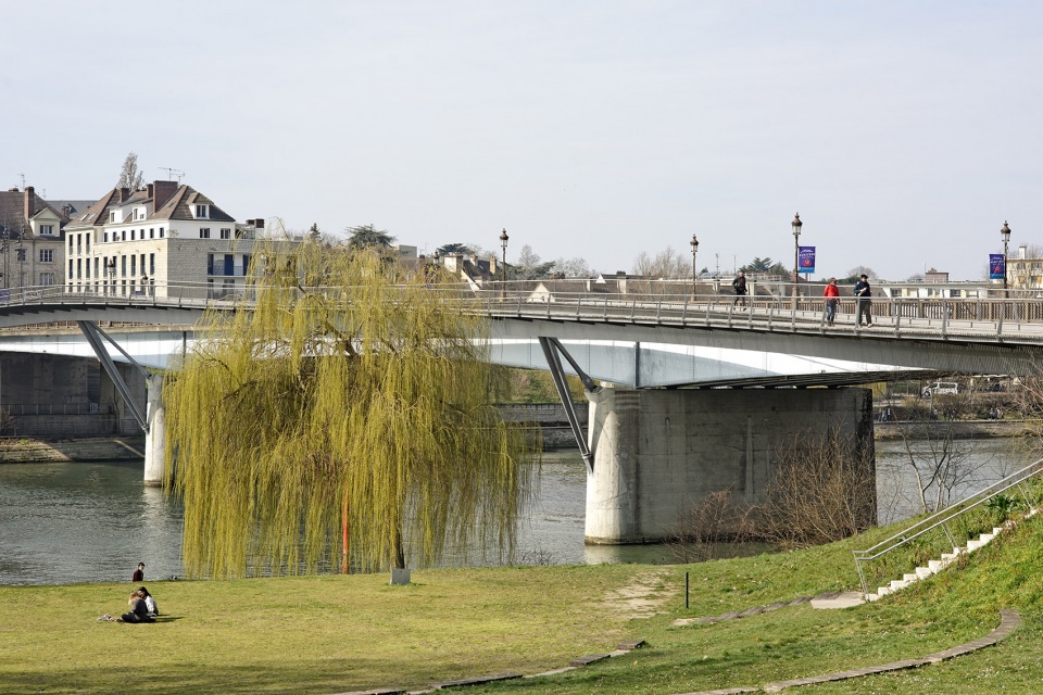 footbridges over the seine river for pedestrians and cyclists by dietmar feichtinger architectes