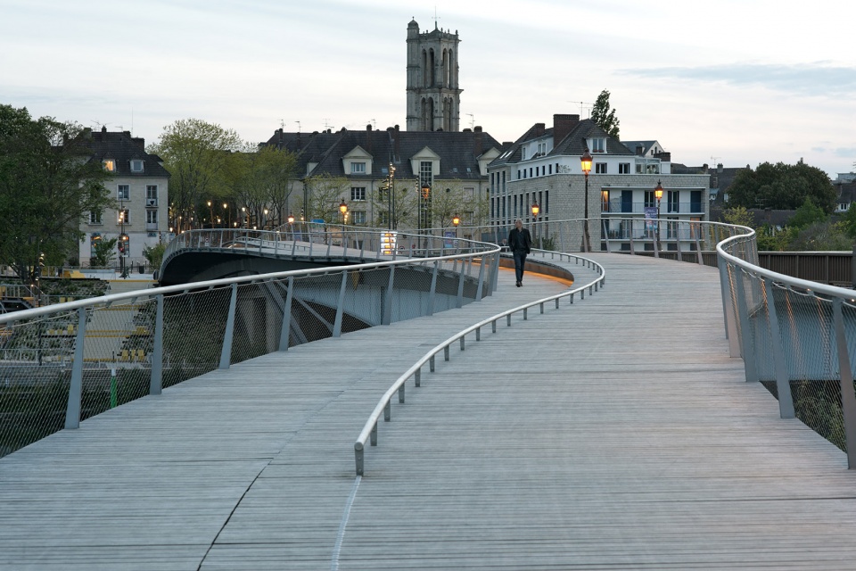 footbridges over the seine river for pedestrians and cyclists by dietmar feichtinger architectes