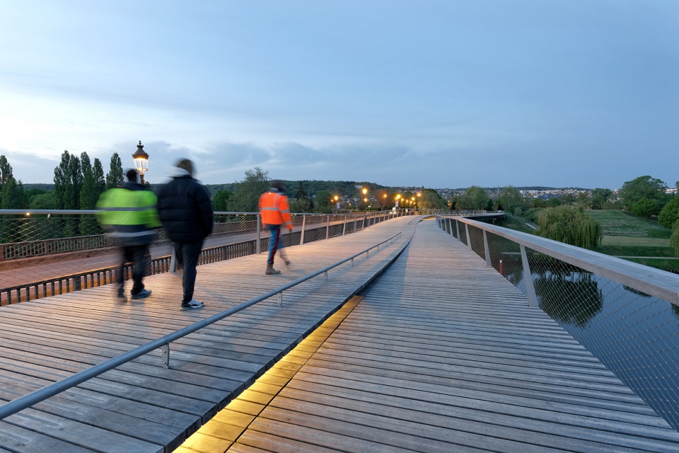 footbridges over the seine river for pedestrians and cyclists by dietmar feichtinger architectes