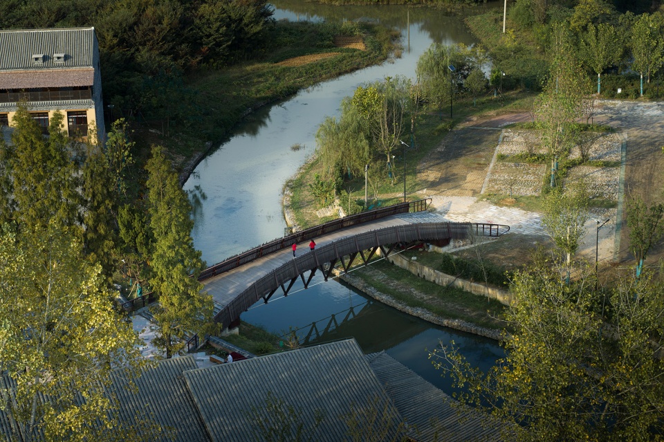 Public space regeneration at the entrance of Lixiang Village by ATA