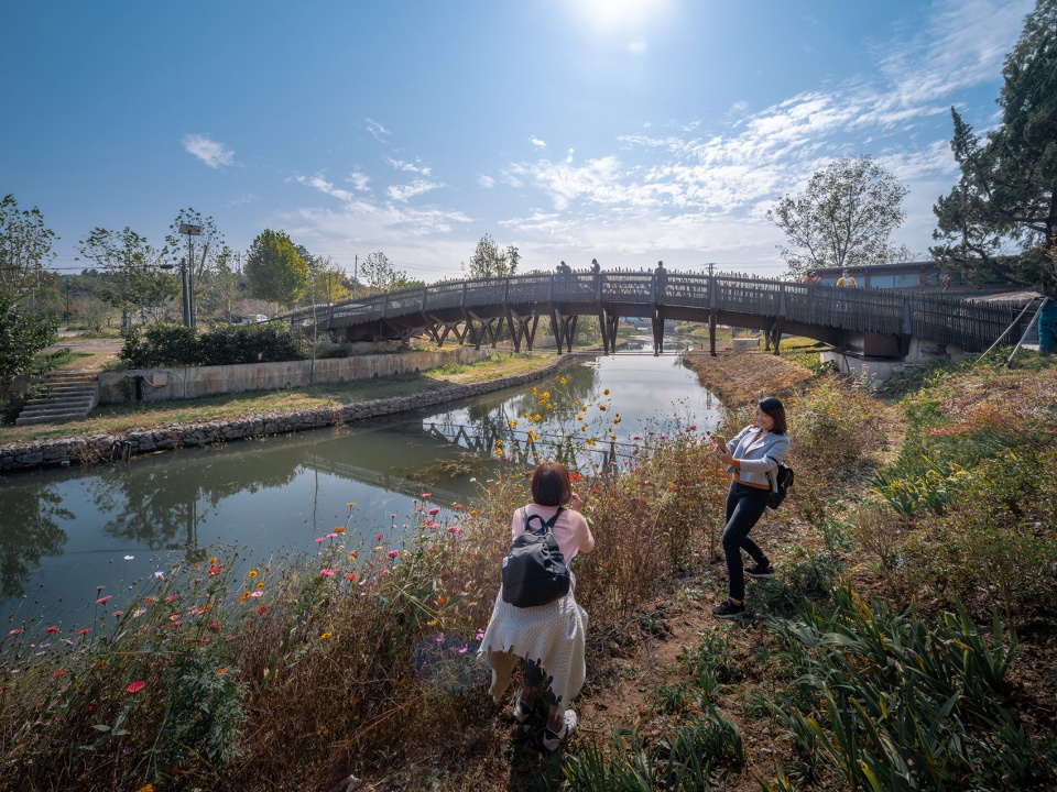 Public space regeneration at the entrance of Lixiang Village by ATA