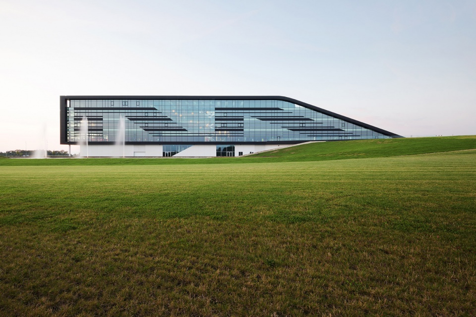 new headquarters and logistics centre for mascot international by cf moller architects