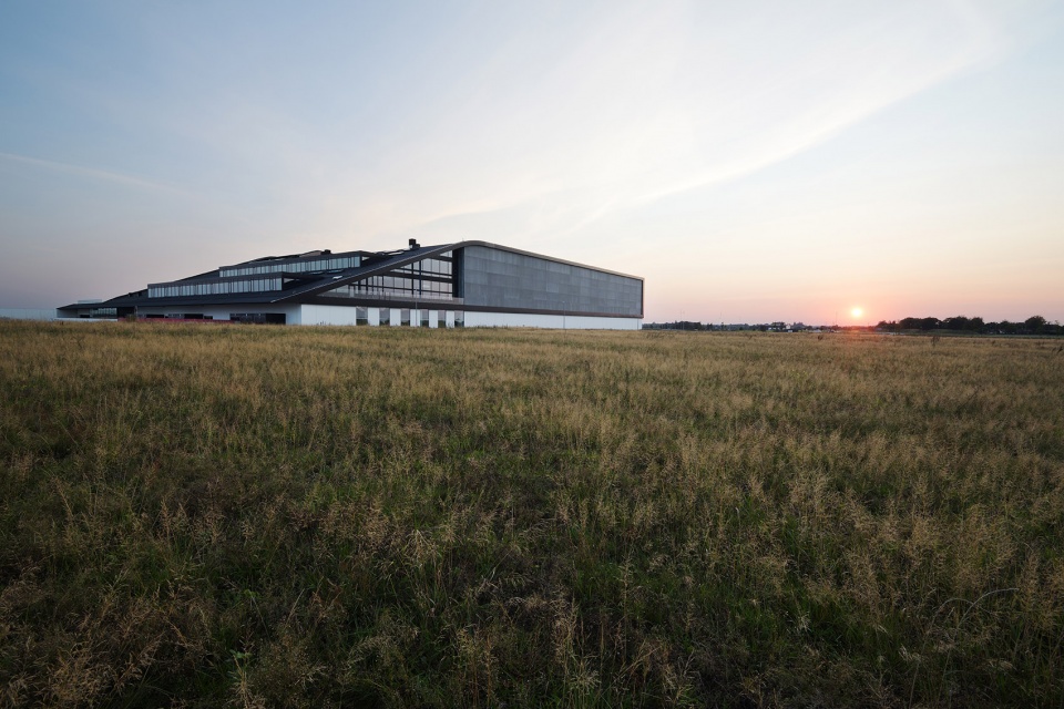 new headquarters and logistics centre for mascot international by cf moller architects