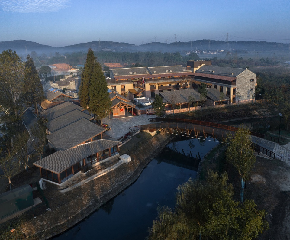 Public space regeneration at the entrance of Lixiang Village by ATA