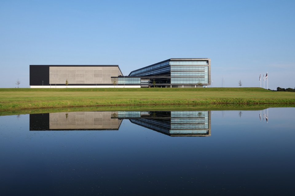 new headquarters and logistics centre for mascot international by cf moller architects