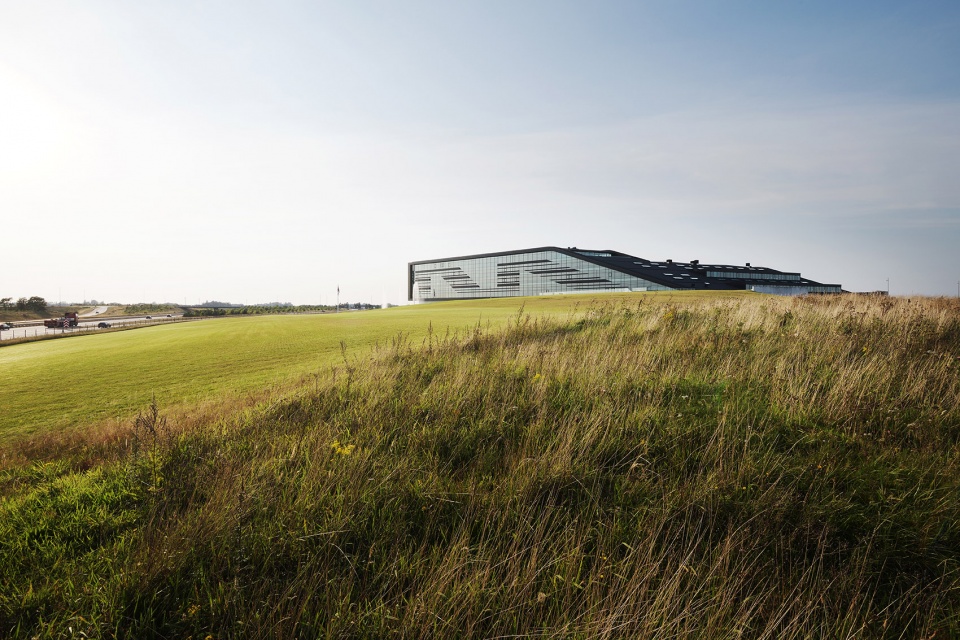 new headquarters and logistics centre for mascot international by cf moller architects