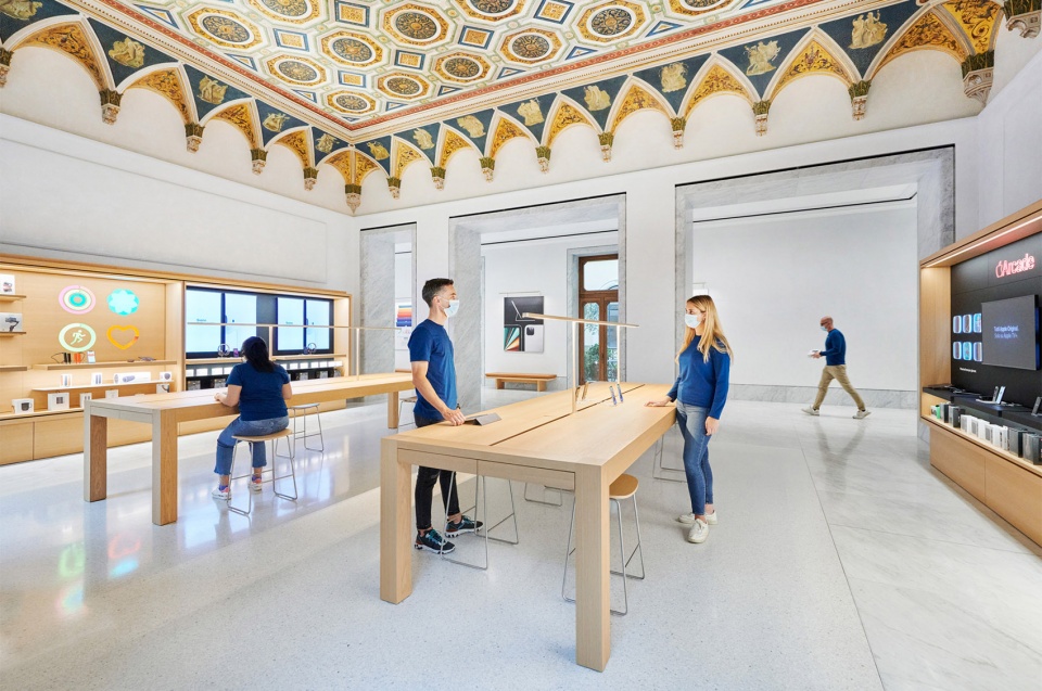 Apple Via Del Corso Foster and Partners