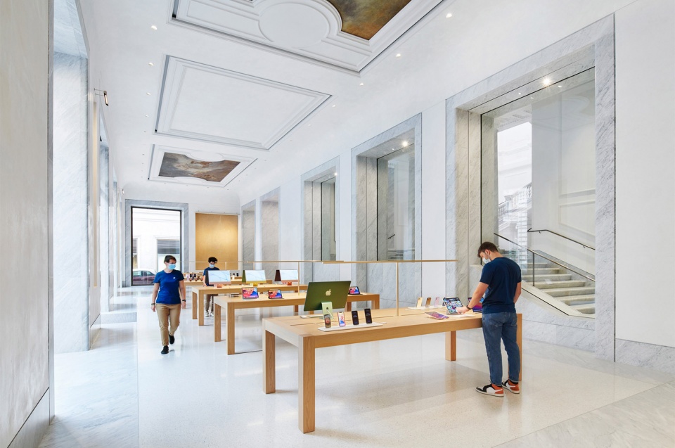 Apple Via Del Corso Foster and Partners