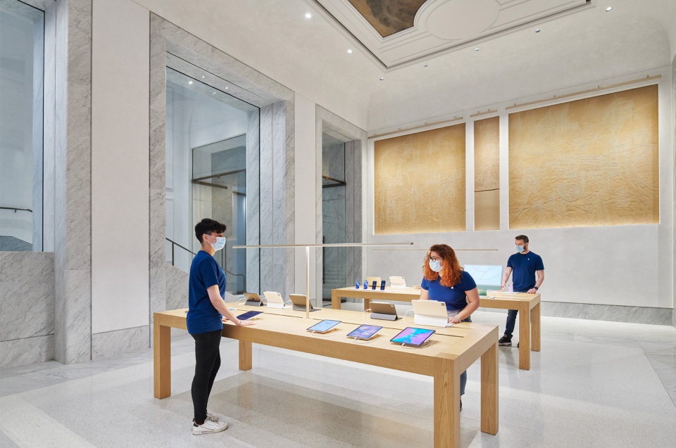 Apple Via Del Corso Foster and Partners