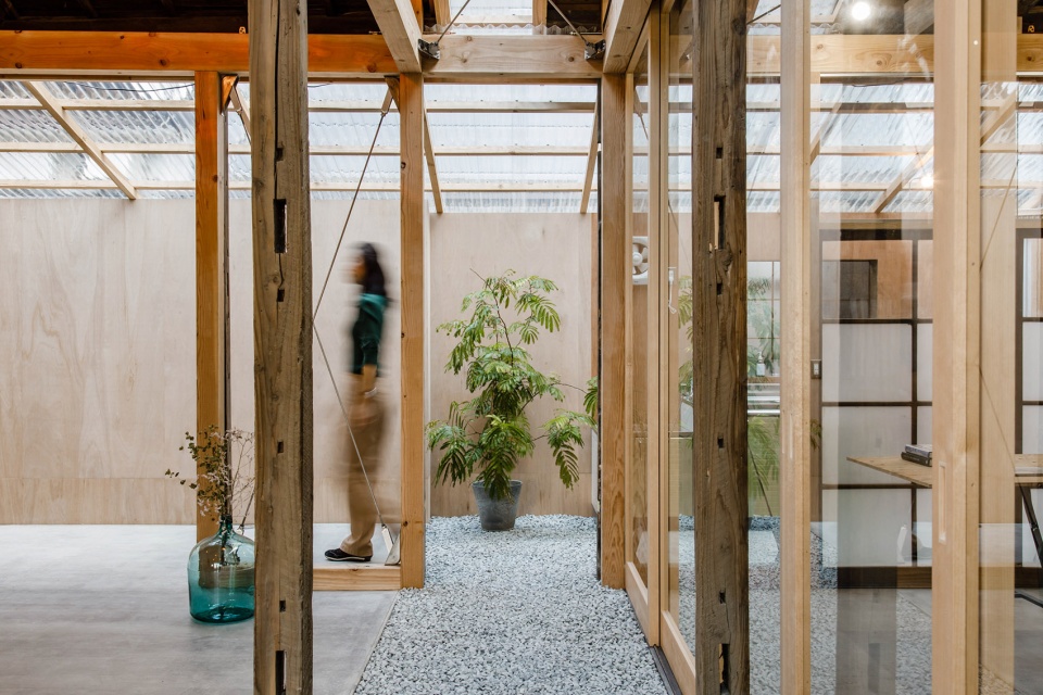 honjo west office by OSTR