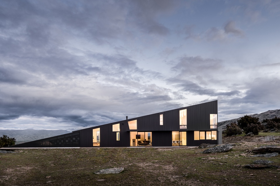 wanaka wedge house by actual architecture 1