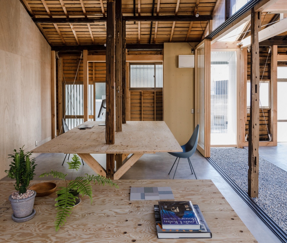 honjo west office by OSTR