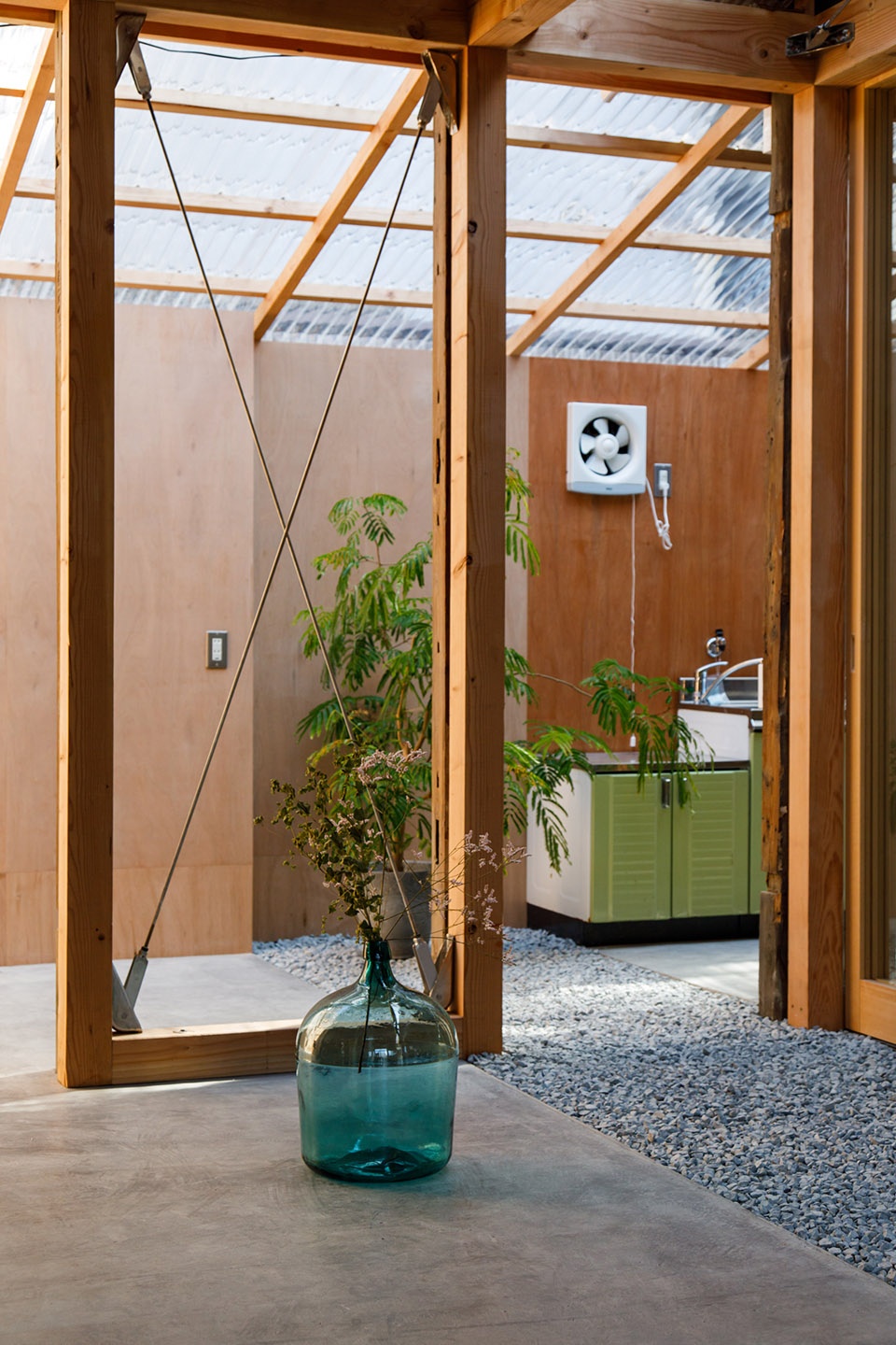 honjo west office by OSTR