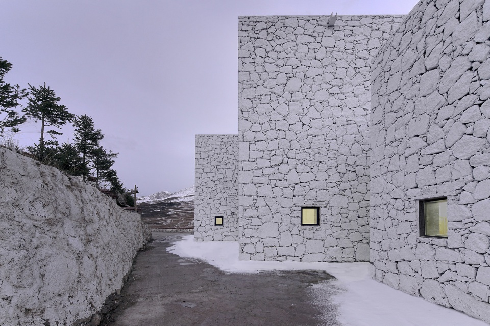 expansion of tsenpo museum jizha township of nangqian county china by ji architects
