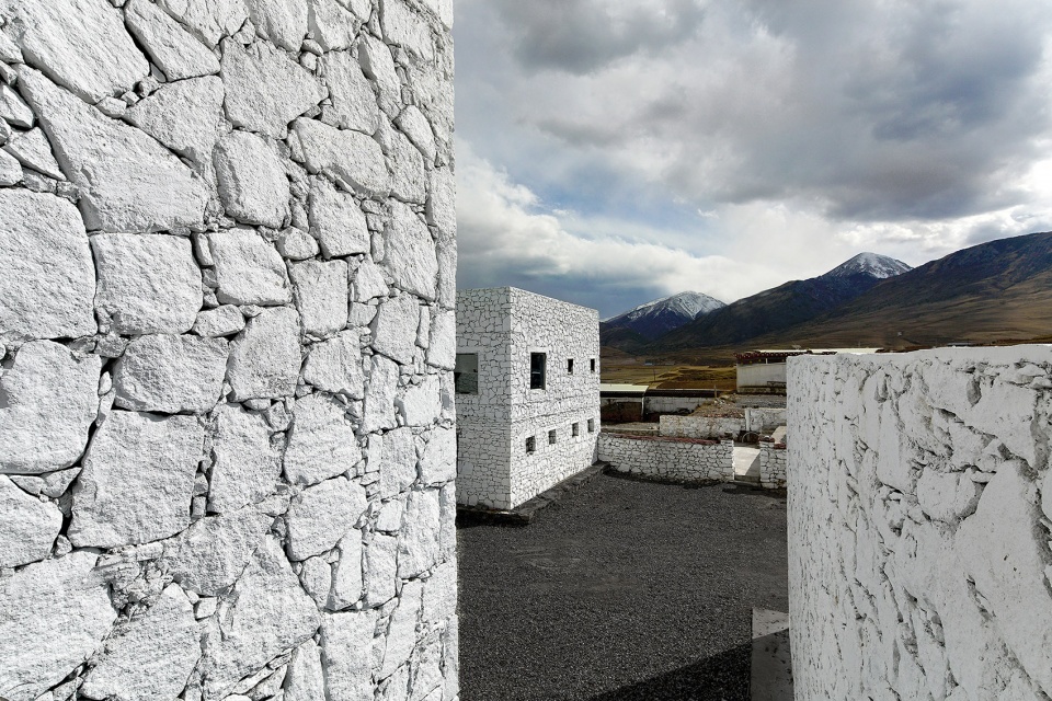 expansion of tsenpo museum jizha township of nangqian county china by ji architects