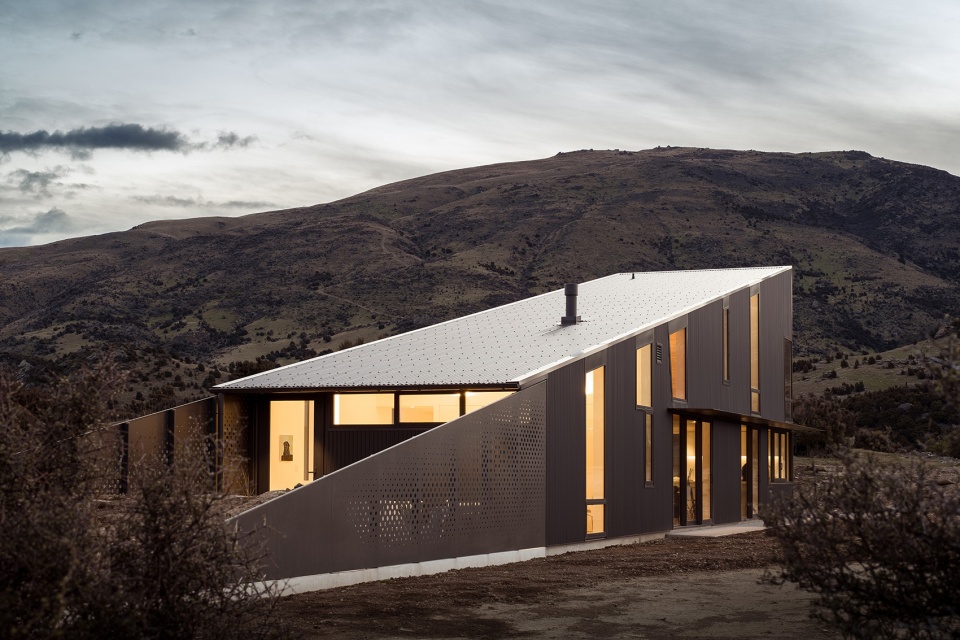 wanaka wedge house by actual architecture