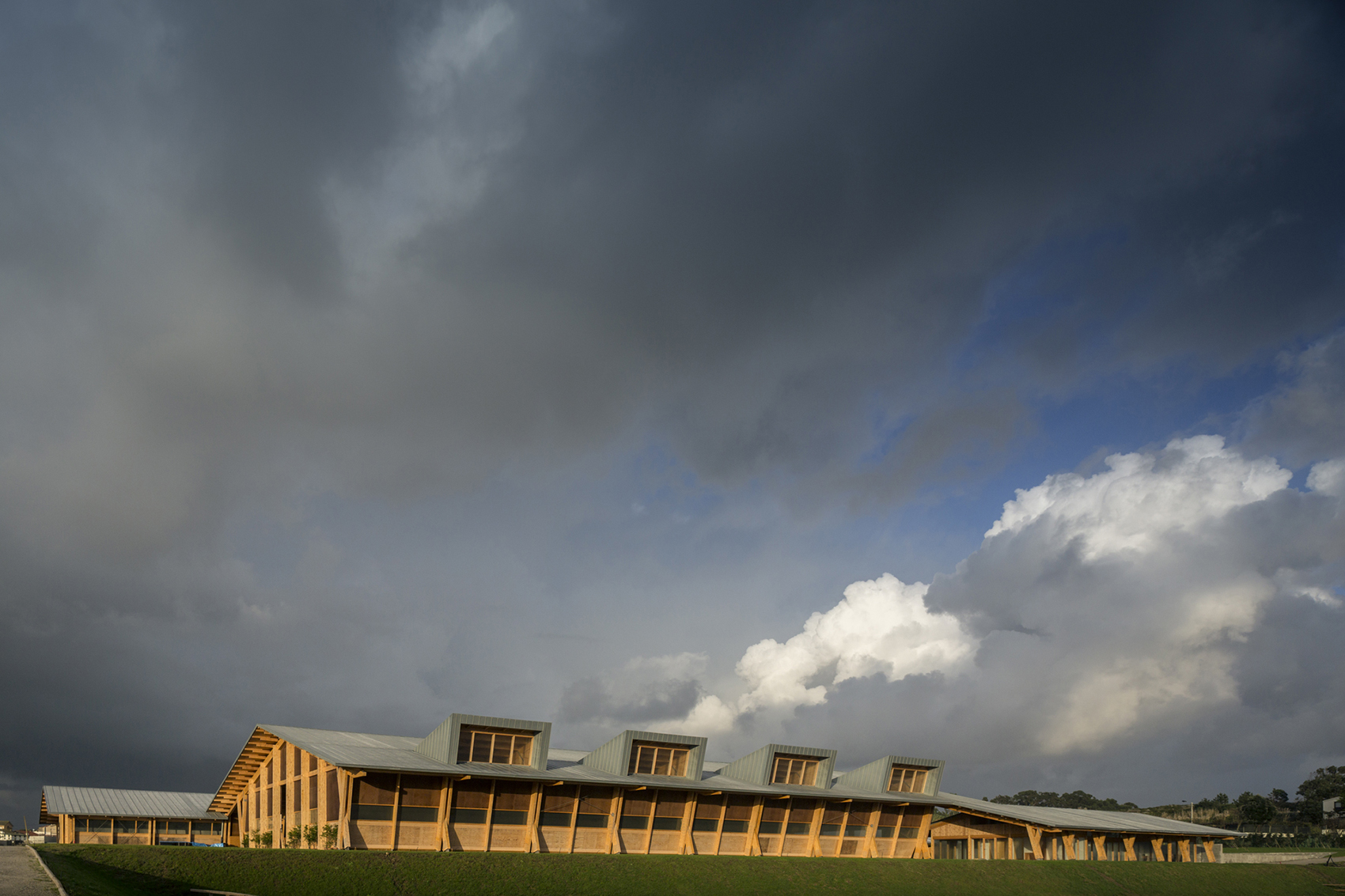 equestrian centre by carlos castanheira