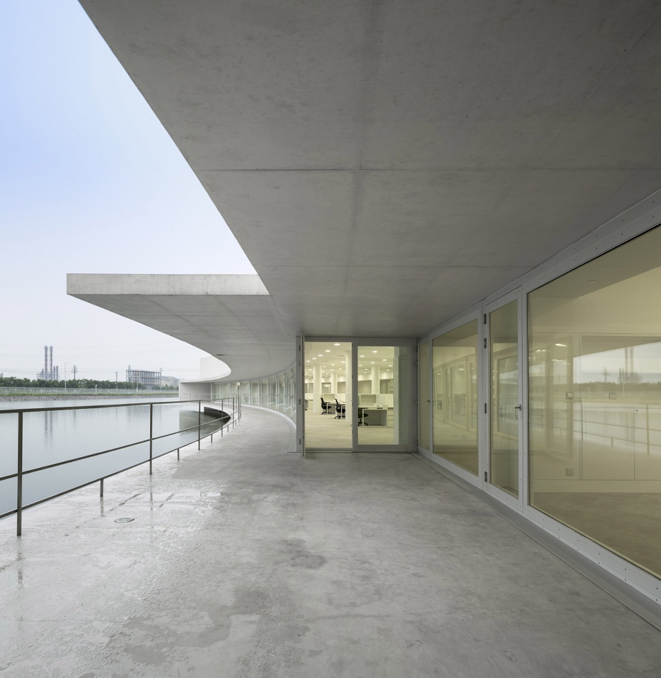 the building on the water by alvaro siza carlos castanheira