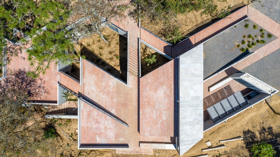 Silk Worm Sanctuary by LAMZ Arquitectura