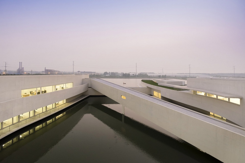 the building on the water by alvaro siza carlos castanheira