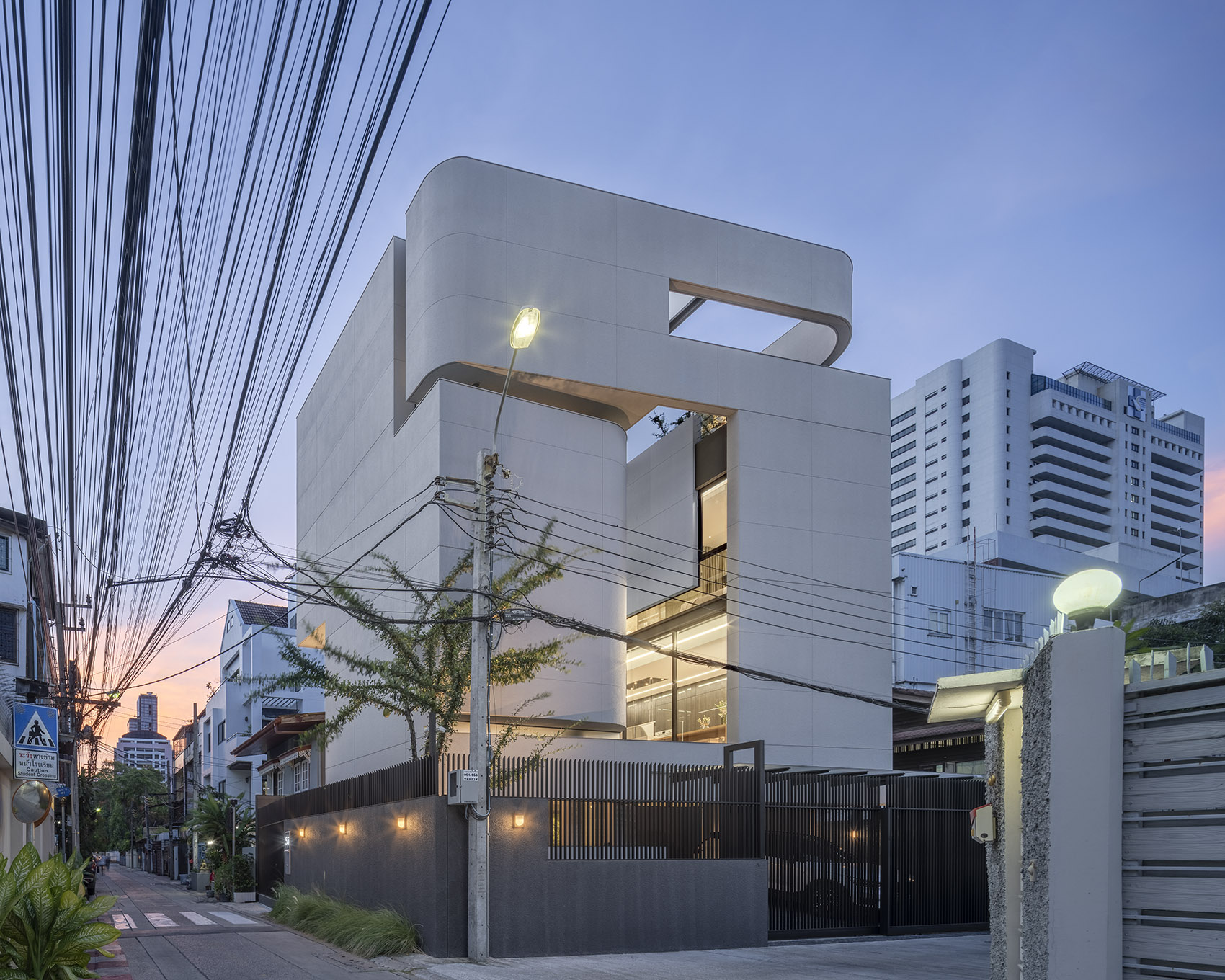 55 Sathorn house by Kuanchanok Pakavaleetorn Architects