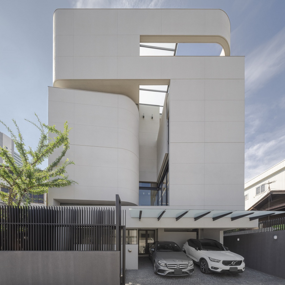 55 Sathorn house by Kuanchanok Pakavaleetorn Architects