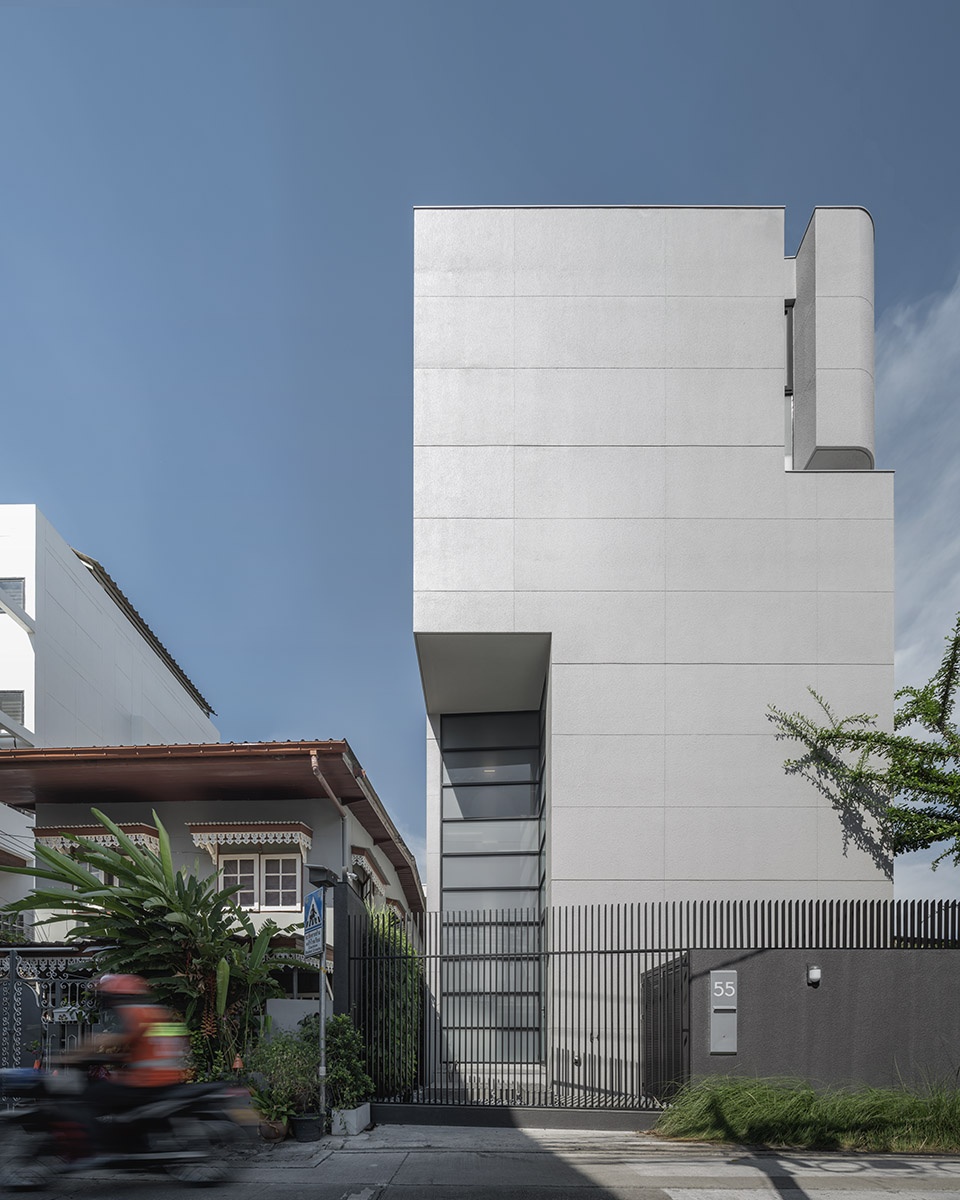 55 Sathorn house by Kuanchanok Pakavaleetorn Architects