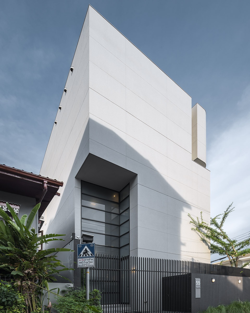 55 Sathorn house by Kuanchanok Pakavaleetorn Architects