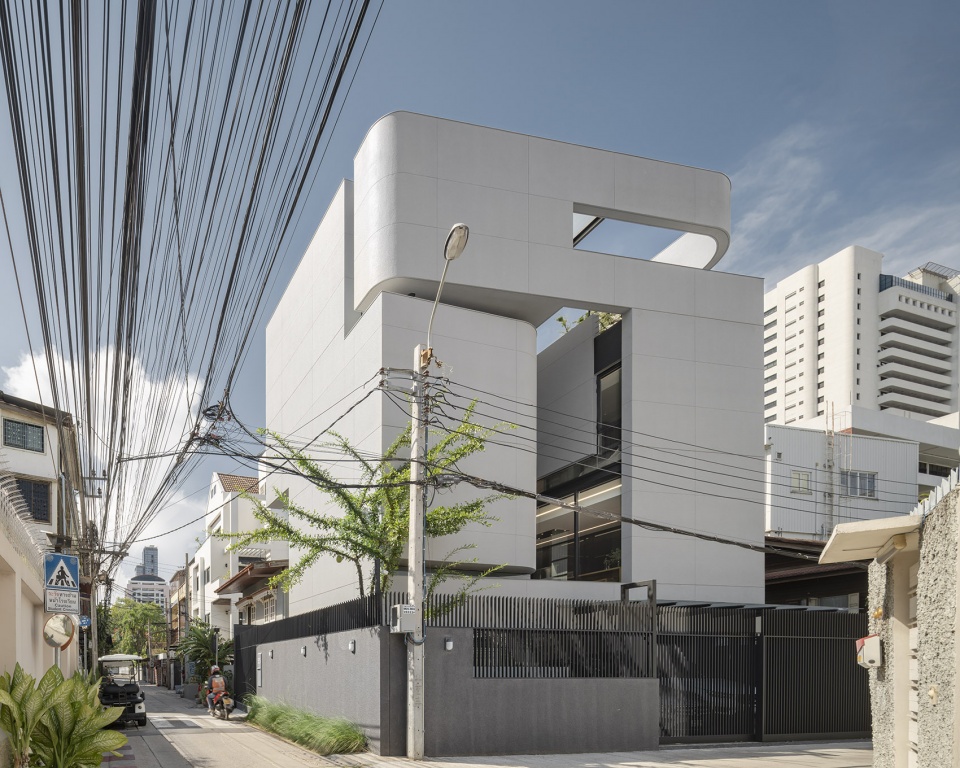 55 Sathorn house by Kuanchanok Pakavaleetorn Architects