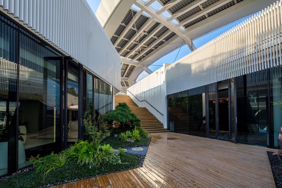 Landscape design of Ningbo Peacebird Fashion Center by Palm Design