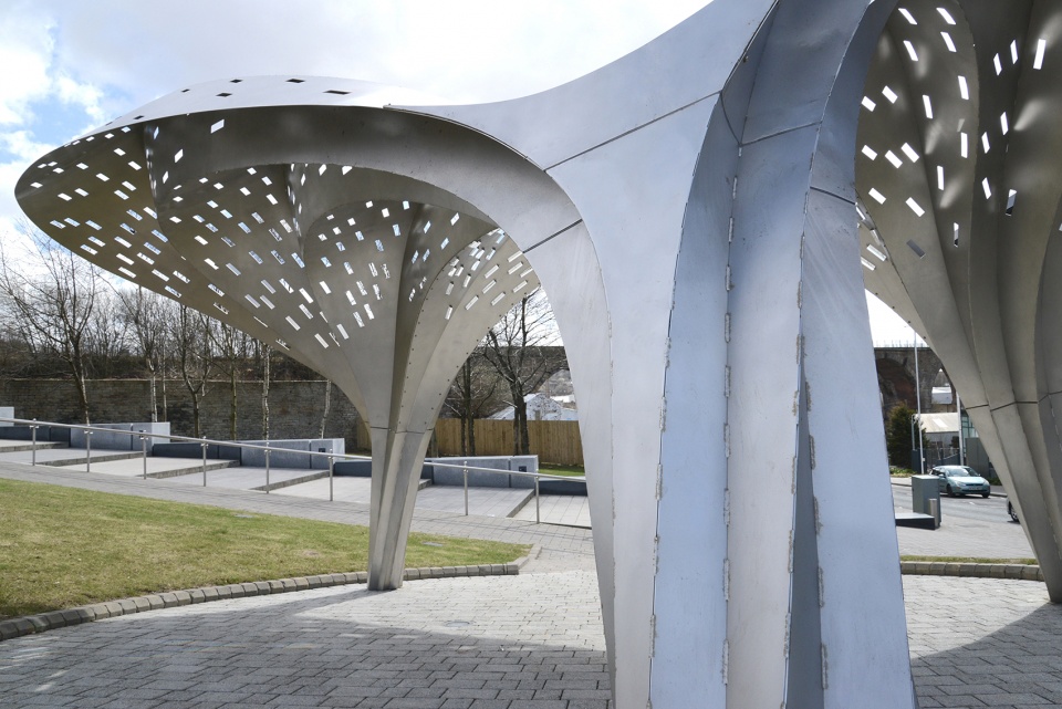 rain bow gate by tonkin liu