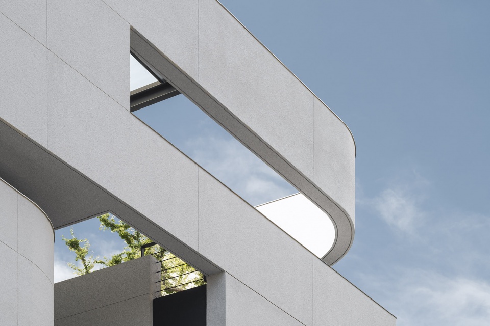 55 Sathorn house by Kuanchanok Pakavaleetorn Architects