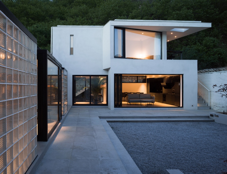 Mountain courtyard OEO