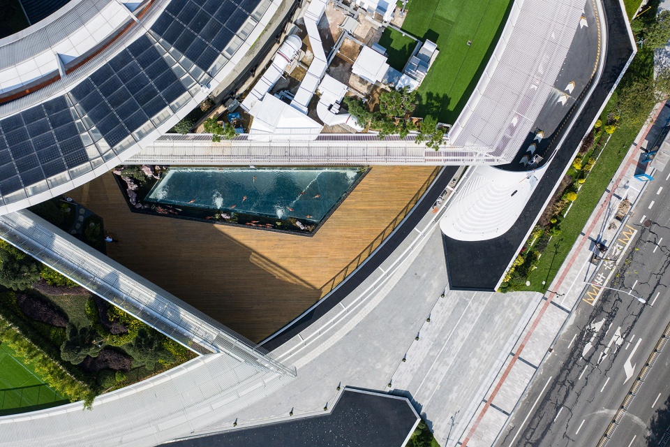 Landscape design of Ningbo Peacebird Fashion Center by Palm Design