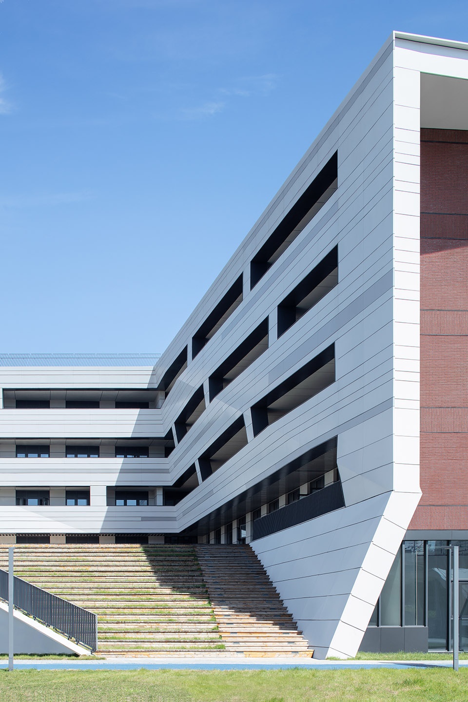 The design of the High School Affiliated to Renmin University of China Hangtian City Beijing by BIAD