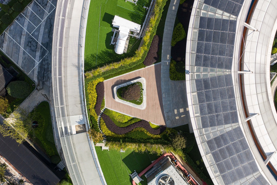 Landscape design of Ningbo Peacebird Fashion Center by Palm Design