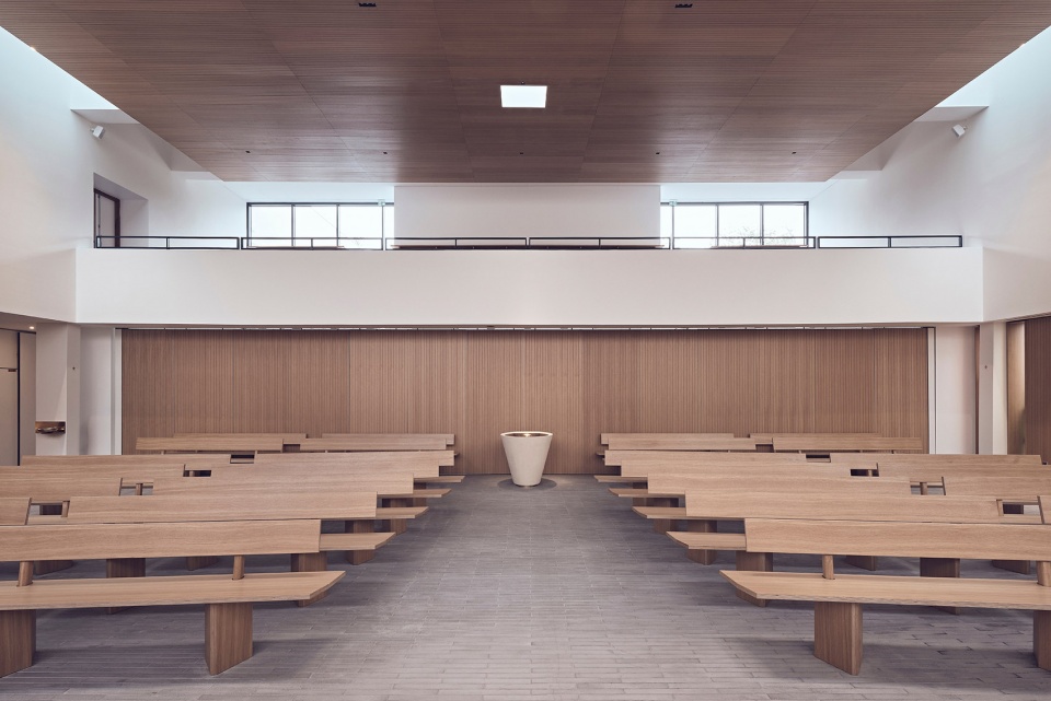 ▼会众空间以木材覆盖,the congregation space is covered with wood