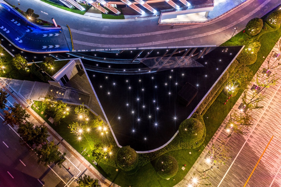 Landscape design of Ningbo Peacebird Fashion Center by Palm Design