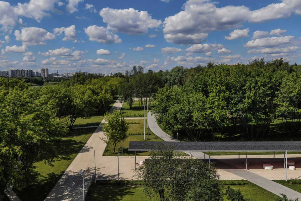 Park on the banks of the moskva river WOWHAUS