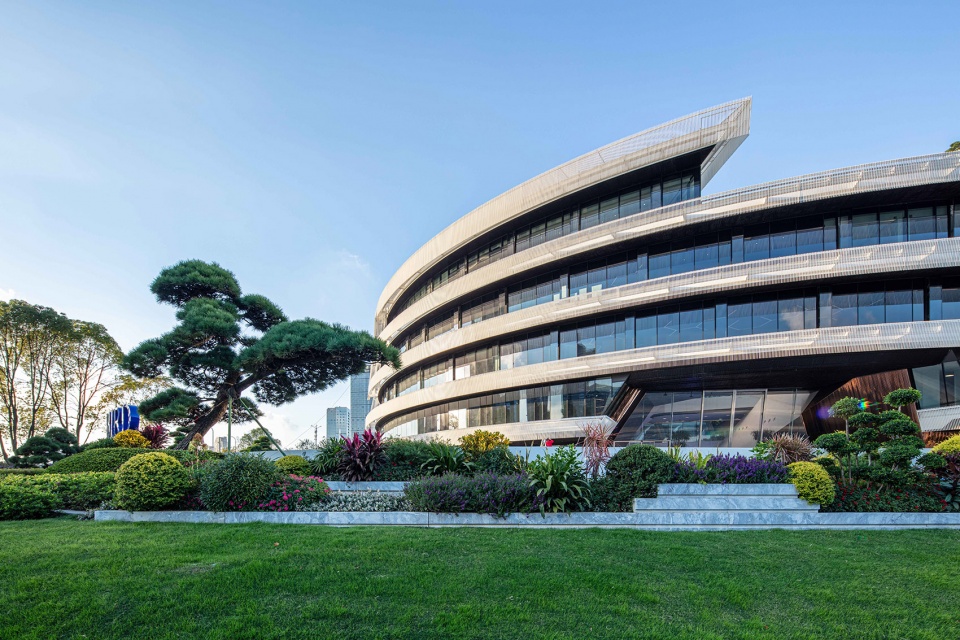 Landscape design of Ningbo Peacebird Fashion Center by Palm Design